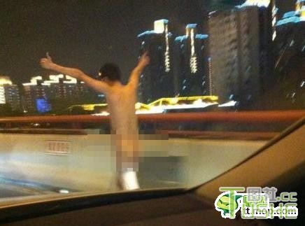 上海南北高架路上一男子裸奔