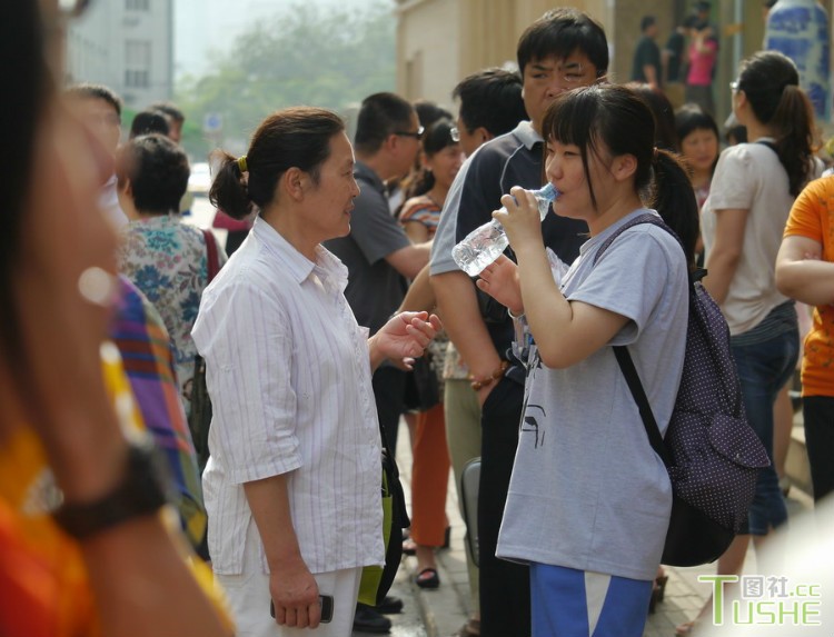 高考考场外众生相 真不容易啊！