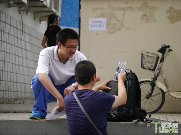 高考考场外众生相 真不容易啊！