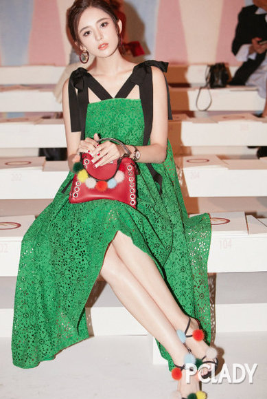娜扎优雅亮相米兰时装周 绿色蕾丝裙显清新范儿
