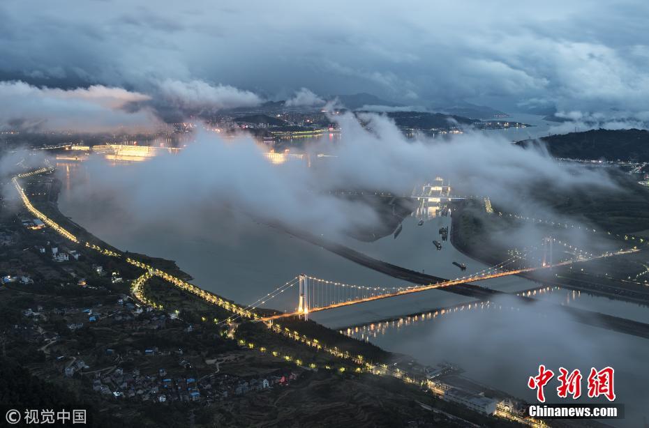 云雾缭绕夜三峡如梦如幻宛如仙境